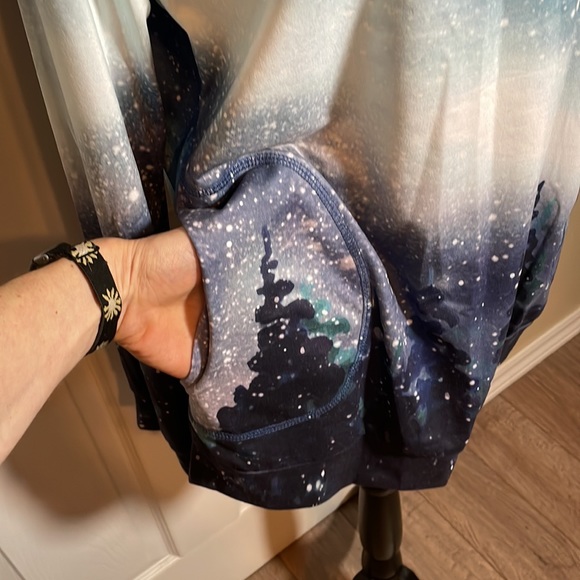 Beautiful long sleeve top with pockets. - Picture 2 of 4